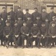Groupe de soldats, dont certains du 81 RI. Photo-carte de E. Arnault, du (…)