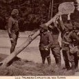 Chasseurs alpins renversant un poteau frontière allemand